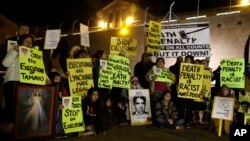 墨西哥籍死刑犯塔马约被处决前，抗议者在监狱外面守夜。