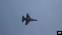 Izraelski mlazni avion F-16 u blizini grada Ašdoda