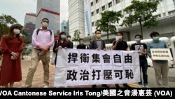 多名民主黨成員4月18日下午到中區警署外，聲援被警方拘捕的民主派人士。