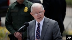 លោក​រដ្ឋមន្ត្រី​យុត្តិធម៌ Jeff Sessions ថ្លែង​នៅ​ក្នុង​សន្និសីទ​កាសែត​មួយ​នៅ​ក្បែរ​ព្រំដែន​ជាមួយ​នឹង​ក្រុង Tijuana ប្រទេស​ម៉ិកស៊ិក កាលពី​ថ្ងៃទី៧ ខែឧសភា ឆ្នាំ២០១៨។