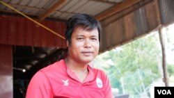 Sun Sothea, 35, sells grocery along the main road inside Thnanh village, Svay Rieng province, Cambodia, June 17, 2017. (Sun Narin/VOA Khmer)