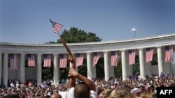 Ðám đông tựu họp tại Nghĩa Trang Arlington chờ Tổng thống Obama đến dự lễ tưởng niệm Ngày Chiến Sĩ Trận Vong