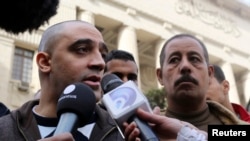 ທ້າວ Adel ເປັນນ້ອງຊາຍຂອງ ທ່ານ Mohamed Fahmy ສັນຊາດ​ກາ​ນາ​ດາ ​ເຊື້ອສາຍ​ອີ​ຈິບ ໜຶ່ງໃນບັນດານັກຂ່າວ ທີ່ເຮັດວຽກໃຫ້ແກ່ ສະຖານີໂທລະພາບ Al Jazeera ກ່າວຖະແຫລງຕໍ່ບັນດາສື່ຂ່າວຕ່າງໆ ຕໍ່ໜ້າສານແຫ່ງໜຶ່ງໃນນະຄອນຫລວງໄຄໂຣ, ວັນທີ 1 ມັງກອນ 2015.