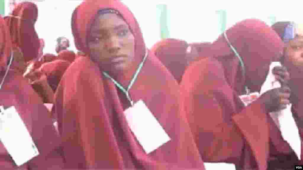 Nigerian Muslim bride attends a mass wedding in Kano, Disamba 19, 2013.