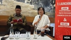 Direktur Keamanan Lapas Rutan se-Indonesia Lilik Sujandi dan Komisioner Komnas HAM Sandrayati Moniaga. (Foto: VOA/Sasmito)