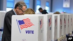 Le sénateur Sherrod Brown, D-Ohio, vote en avance au Conseil du comté de Cuyahoga des élections à Cleveland, 25 octobre 2016. 