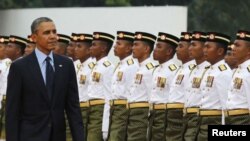 El presidente Barack Obama es saludado por una guardia de honor a su llegada a Kuala Lumpur, capital de Malasia.