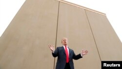 Donald Trump autour d'un prototype du mur qu'il veut ériger à la frontière mexicaine le 13 mars 2018 à San Diego, en Californie.