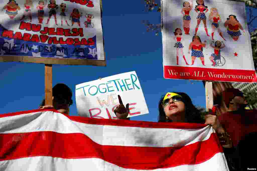 Женщины несут американский флаг во время женского марша в Лос-Анджелесе, штат Калифорния, 20 января 2018 года