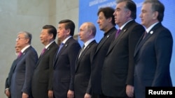 2019年6月14日中國領導人習近平（右六）在吉爾吉斯斯坦首都比什凱克與出席上海經合組織峰會的其他國家領導人合影。