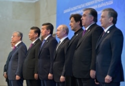 2019年6月14日中国领导人习近平（右六）在吉尔吉斯斯坦首都比什凯克与出席上海经合组织峰会的其他国家领导人合影。