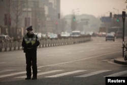 2014年1月上海街头警察在雾霾中戴口罩