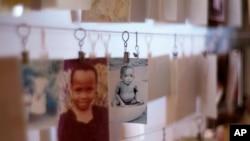 Des photos des enfants victimes sont affichées au Centre commémoratif de Kigali qui documente le génocide de 1994. 