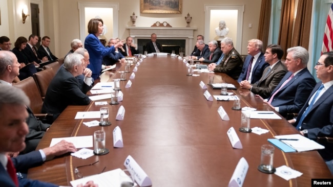 2019年10月17日： 众议院议长佩洛西在白宫叙利亚会议上