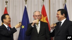 From left to right:China's Prime Minister Wen Jiabao, European Union Council President Herman Van Rompuy, and European Union Commission President Jose Manuel Barroso are seen following the signing ceremony of two agreements between the European Union and