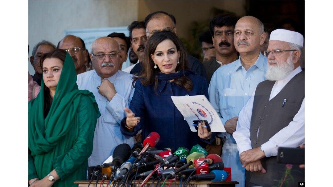 Sherry Rehman, center, briefs members of the media about all parties conference proceedings in Islamabad, Aug. 2, 2018. The All Party Conference (APC) meeting was held by the opposition to devise a strategy to decide a course of action with regards to to alleged rigging of elections.