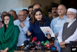 Sherry Rehman, center, briefs members of the media about all parties conference proceedings in Islamabad, Aug. 2, 2018. The All Party Conference (APC) meeting was held by the opposition to devise a strategy to decide a course of action with regards to to alleged rigging of elections.