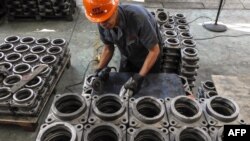 Công nhân tại nhà máy chế tạo các bộ phận của hộp số xe ô-tô tại Lianyungang tỉnh Jiangsu miền đông Trung quốc ngày 14/9/2018. 