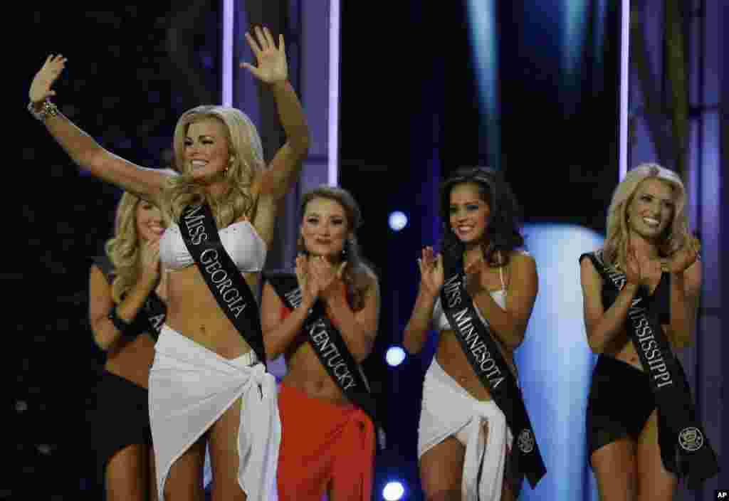 Hoa hậu tiểu bang Georgia, Carly Mathis vẫy chào khán giả sau khi thắng trong màn dự thi áo tắm.