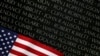 Lá cờ Mỹ bên cạnh tên của những người lính Mỹ đã hy sinh trong cuộc chiến ở Việt Nam trên bức tường tưởng niệm ở Washington DC. Sau hơn 4 thập kỷ nhưng nhiều người Mỹ vẫn cảm nhận vết thương mà chiến tranh để lại. 