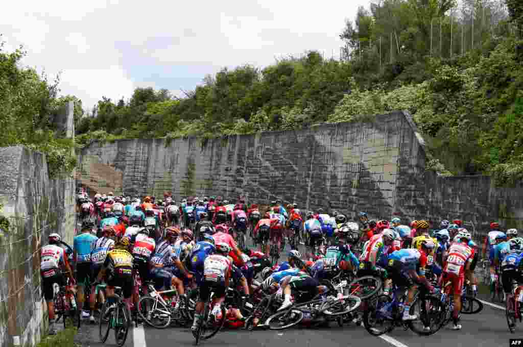 이탈리아에서 열린 제102회 지로 디탈리아(Giro&nbsp;d&#39;ltalia)&nbsp; 대회의 여섯 번째&nbsp; 구간에서 사이클링 선수들이 서로 충돌한 후 뒤엉켜 있다.&nbsp;