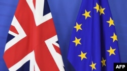 Cờ Anh và cờ EU được xếp đặt trước chuyến thăm của Thủ tướng Anh David Cameron tới Ủy ban châu Âu ở Brussels ngày 29/1/2016. Nhiều người lo ngại việc Anh rời bỏ EU có thể sẽ có tác động vượt ra ngoài biên giới nước Anh.