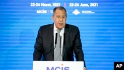 Menteri Luar Negeri Rusia Sergey Lavrov menyampaikan pidatonya pada konferensi IX Moskow tentang keamanan internasional di Moskow, Rusia, Kamis, 24 Juni 2021. (AP Photo/Alexander Zemlianichenko, Pool)