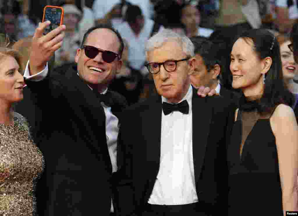 ARCHIVO - En la foto, un fan del director estadounidense Woody Allen (C) y su esposa Soon-Yi Previn cuando llegan a la alfombra roja en el 68&ordm; Festival de Cannes en Cannes, sur de Francia, el 15 de mayo de 2015. Allen es acusado de abuso sexual.