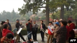 Những người già đến tham gia các sinh hoạt trong công viên Cảnh Sơn