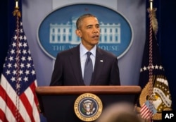 美国总统奥巴马星期天下午在白宫新闻室向奥兰多夜总会凌晨枪击事件中丧生的死难者的亲人表示哀悼。（2016年6月12日）