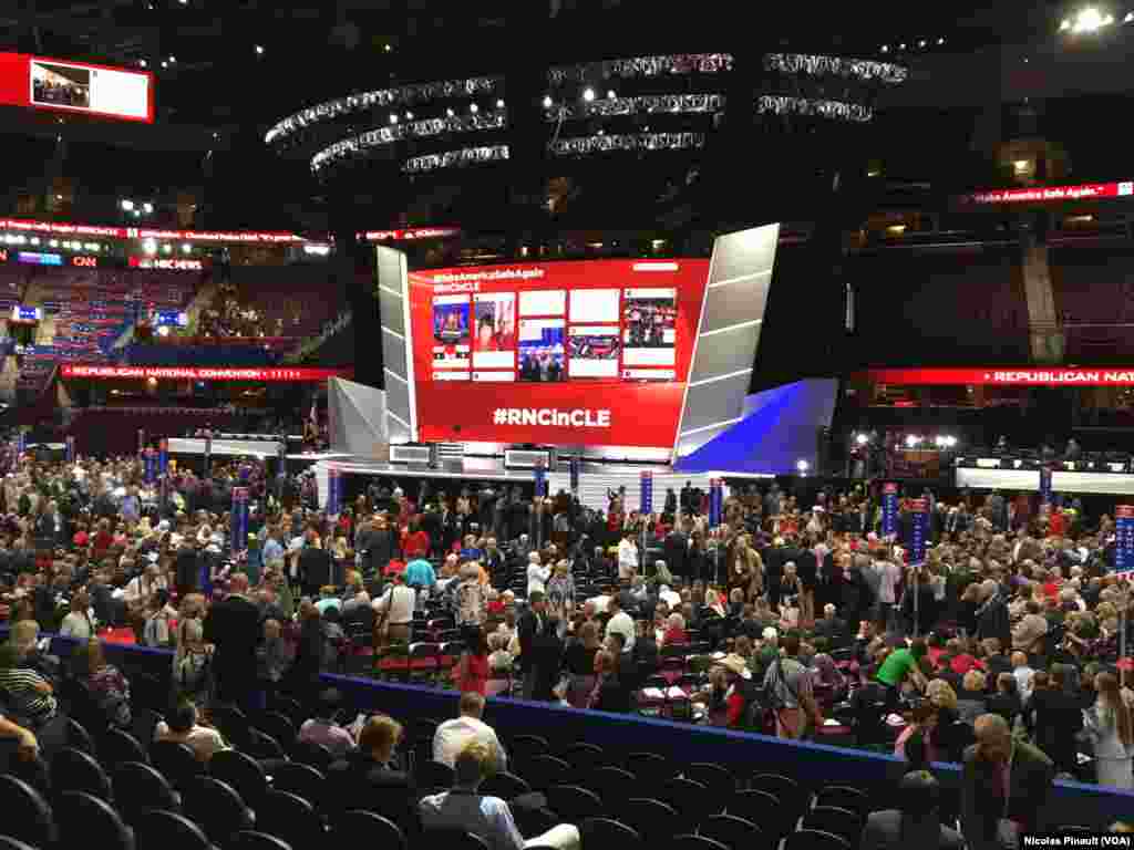 Des écrans géants retransmettent en direct la convention nationale des républicains dans la Quicken Loans Arena, à Cleveland, Ohio, le 18 juillet 2016. (VOA/Nicolas Pinault).