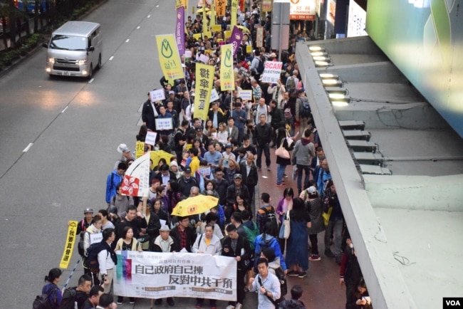 民陣估計約1,000人參與遊行(美國之音湯惠芸拍攝)