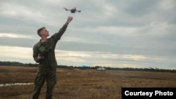 美國海軍陸戰隊員2017年2月8日試驗無人機（美國海軍陸戰隊照片）。