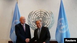 Rusya'nın BM Daimi Temsilcisi Vasili Nebenzia BM Genel Sekreteri Antonio Guterres ile el sıkışırken