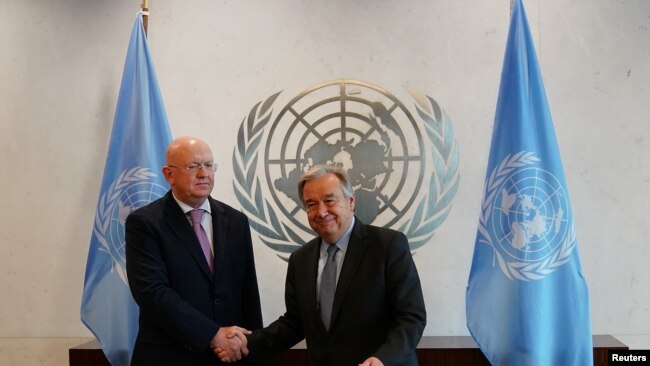 Rusya'nın BM Daimi Temsilcisi Vasili Nebenzia BM Genel Sekreteri Antonio Guterres ile el sıkışırken