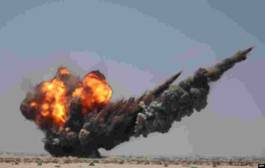 Forças do governo iemenita destroem munições dos rebeldes Houthi perto de Aden, no sul do país.