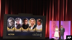 Актерката Ема Стоун и водителот на годинешната церемонија на доделување на Оскарите, Сет Мекфарлејн, ги објавуваат кандидатите за престижните статуетки.