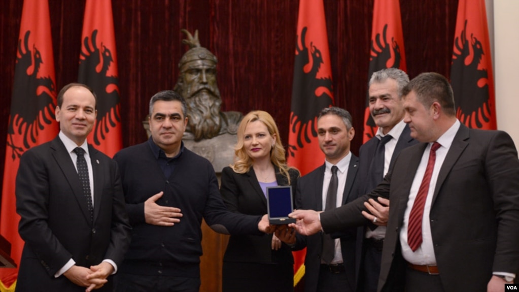 Nishani dekoron pjesmarrësit e grevës së urisë në ‘91