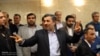 واکنش‌های متناقض به ثبت‌نام احمدی‌نژاد: «خودشگفت» است؛ تبلیغاتی است