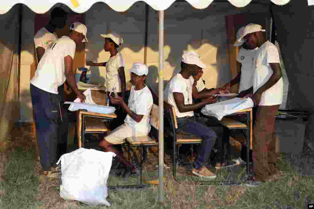 Les responsables électoraux préparent les bulletins de vote pour l'élection présidentielle, Bujumbura, 21 juillet 2015.