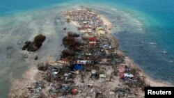 Vista aérea de un pueblo costero devastado por el tifón Haiyan. Una gran cantidad de ayuda externa será necesaria para recuperar las Filipinas.