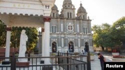 Seorang umat berdoa di Gereja Santo Yosef, gereja yang disetujui pemerintah China, di Beijing, 1 Oktober 2018.