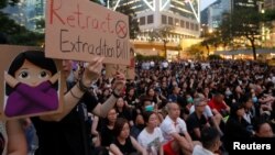 香港民众2019年6月14日举行集会支持6.12反对逃犯条例修法大游行的示威者。