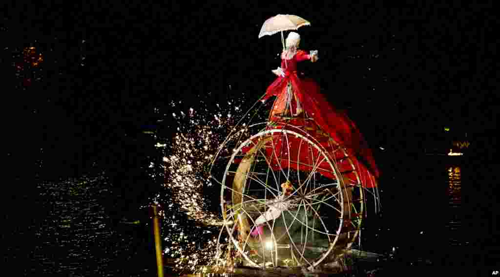 Artists perform the “Fous de Bassin” show, created by French company Ilotopie, on the water canals around the Puerto Madero neighborhood as part of the opening of IX Buenos Aires’ International Festival in Buenos Aires, Argentina, Oct. 4, 2013.