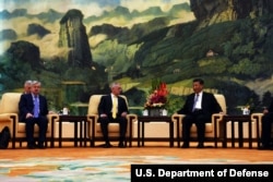 美国防部长马蒂斯与中国国家主席习近平在人民大会堂会面，美国驻华大使布兰斯塔德和中国国防部长魏凤和在场（2018年6月27日，美国国防部图片）。