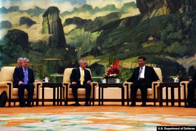 美国防部长马蒂斯与中国国家主席习近平在人民大会堂会面,美国驻华大使布兰斯塔德和中国国防部长魏凤和在场(2018年6月27日,美国国防部图片)。