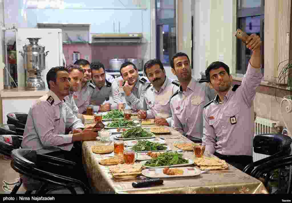 سلفی گرفتن آتش نشانان در یکی از ایستگاه های آتش نشانی به هنگام افطار در ماه رمضان عکس: نیما نجف زاده