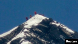 ຄະນະນັກປີນພູ ທີ່ຮວມທັງຊາວຍີ່ປຸ່ນ ໄວ 80 ປີ ຢືນຢູ່ຈອມພູ Everest ທີ່ສູງທີ່ສຸດ ໃນໂລກ, ວັນທີ 23 ພຶດສະພາ 2013.