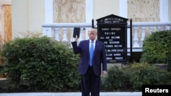 特朗普总统手举圣经站在圣约翰圣公会教堂前。(2020年6月1日)