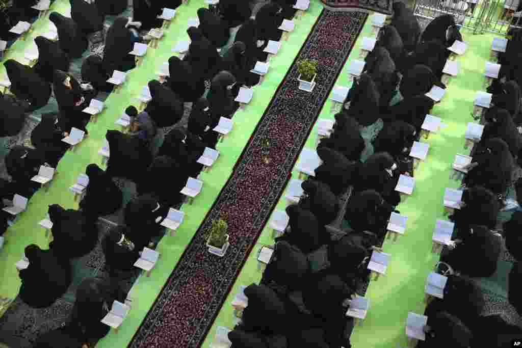 Iranian women recite verses of the Quran, Islam&#39;s holy book, in a mosque at the shrine of Shi&#39;ite Saint Abdulazim during Muslim holy fasting month of Ramadan in Shahr-e-Ray, south of Tehran.